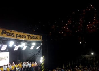 With radical proposals and promises they close the presidential campaigns in Peru