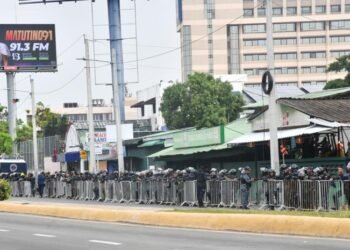 Extensive police deployment in eviction of Teleoffers in Máximo Gómez with 27 de Febrero