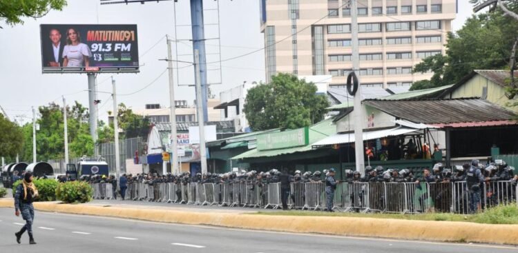 Extensive police deployment in eviction of Teleoffers in Máximo Gómez with 27 de Febrero