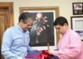 Oscar Villanueva receives the Medal for Inclusion from the Dialogue Table for Autism