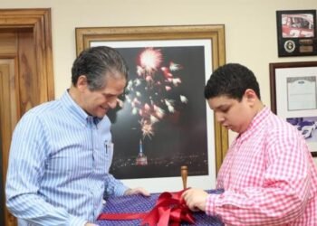 Oscar Villanueva receives the Medal for Inclusion from the Dialogue Table for Autism