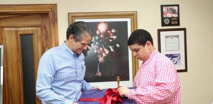 Oscar Villanueva receives the Medal for Inclusion from the Dialogue Table for Autism
