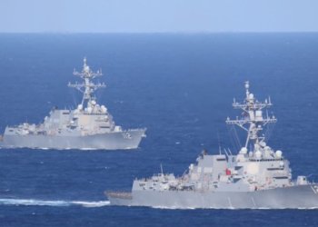 Two US destroyer ships enter the Strait of Hormuz to remove Iranian mines and ensure a safe route in the Persian Gulf