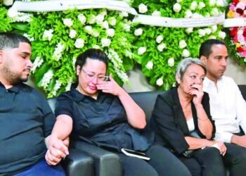 You honor Carlos Batista Matos, fired at Funeraria Blandino between tears and white flowers