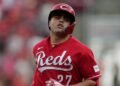 Stewart and Steer hit home runs, Reds beat Giants 2-1