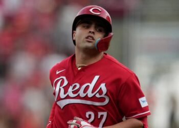 Stewart and Steer hit home runs, Reds beat Giants 2-1