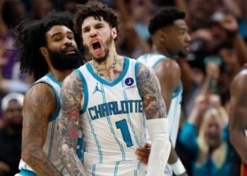 LaMelo Ball makes the winning basket for the Hornets, the team that beat the Heat