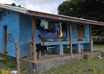Ministerial visit highlights critical need in Efate schools