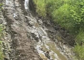 Fed-up locals in Epi fix potholes on their own