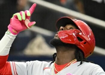 Elly De La Cruz, first Dominican with 10 home runs this season