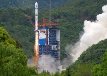 China sends experimental satellites into orbit