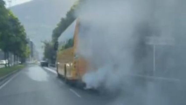 A breakdown in an Andorran bus causes a large smokestack on the Obac road in Andorra la Vella