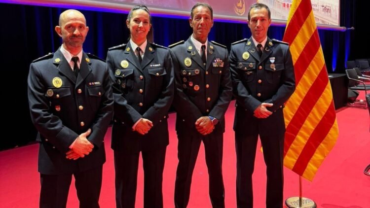 The police officers decorate the head of the scientific police and the aerial media section