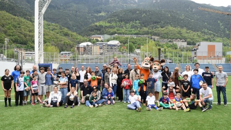 Families and young people participate in the open doors of the National Stadium