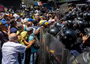 March to Miraflores leaves five detainees