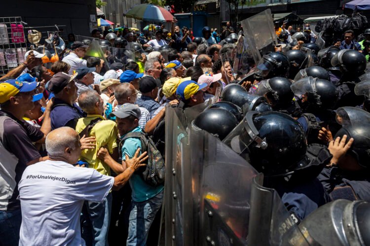 March to Miraflores leaves five detainees