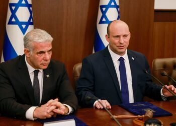 Two former Israeli prime ministers agree to merge parties against Netanyahu
