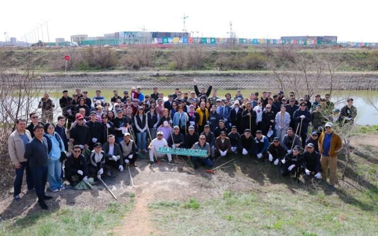 In the rhythm of “Taza Kazakhstan: Presidential Broadcasting Company the whole team went out to cleanup in Astana