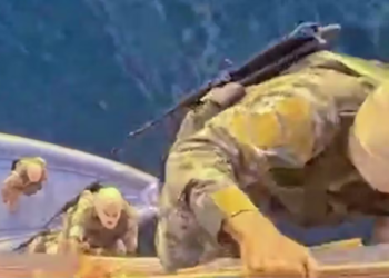Iran War: Video released – Iranian soldiers board container ships