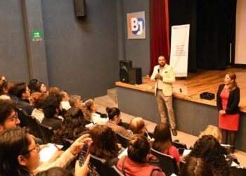 Mayor Benito Juárez holds a talk to avoid nicotine consumption