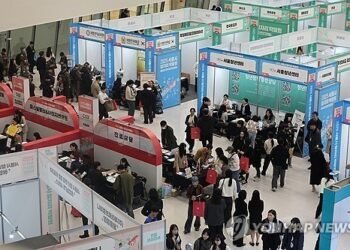 (2nd LD) S. Korea adds 206,000 jobs in March, topping 200,000 for 2nd straight month: data