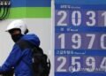Average gasoline price tops 2,000 won per liter for 1st time in 3 yrs, 9 months