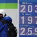 Average gasoline price tops 2,000 won per liter for 1st time in 3 yrs, 9 months