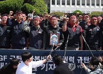 Unionized cargo workers blast BGF Retail, police over fatal truck accident during rally