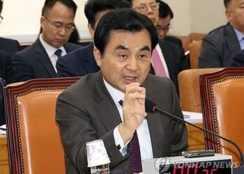 Defense minister denies reports USFK commander protested over alleged leak of U.S. intel on N.K. nuke facility