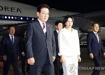 (LEAD) Lee returns from trip to India, Vietnam focused on economic ties, supply chain cooperation