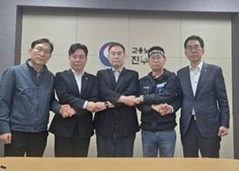 (LEAD) Unionized cargo workers, BGF Logis reach tentative agreement after fatal truck accident