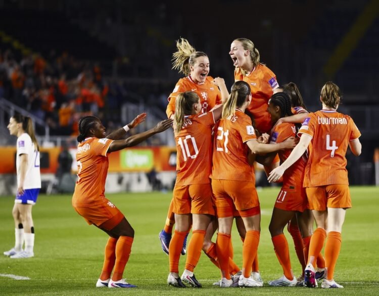 Dutch women beat France, head World Cup qualifier group