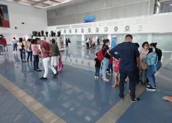They begin to authorize the return of some Nicaraguans who had been banned from the country