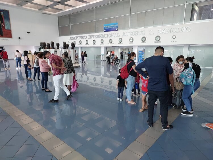 They begin to authorize the return of some Nicaraguans who had been banned from the country