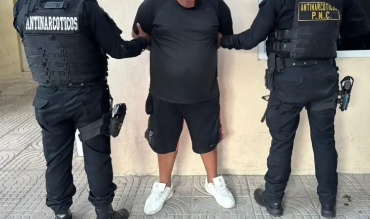 Drugs and cell phones seized: a Honduran and four Guatemalans captured in operations against drug dealing