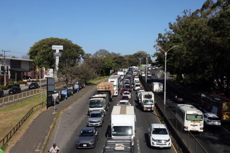At this rate, Costa Rica would have one vehicle per inhabitant by this date. And has public policy lifted a finger?
