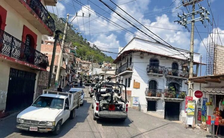 They locate the mayor of Taxco, Juan Andrés Vega, and his father alive; They deploy an operation against those responsible