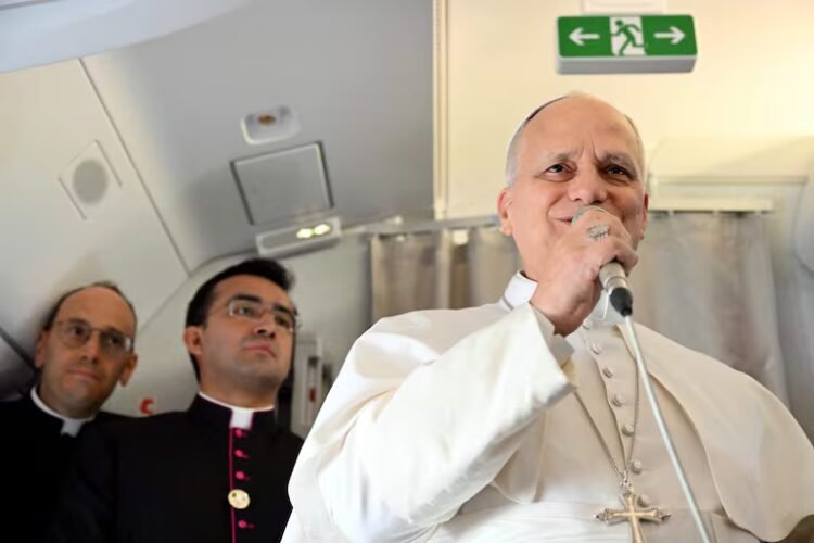 Video: From the papal plane, Leo XIV expresses his firmness against Trump – World