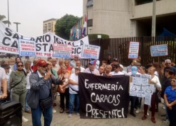 “Enough of hot towels”: University teachers, unions and retirees protest in the TSJ for a better salary