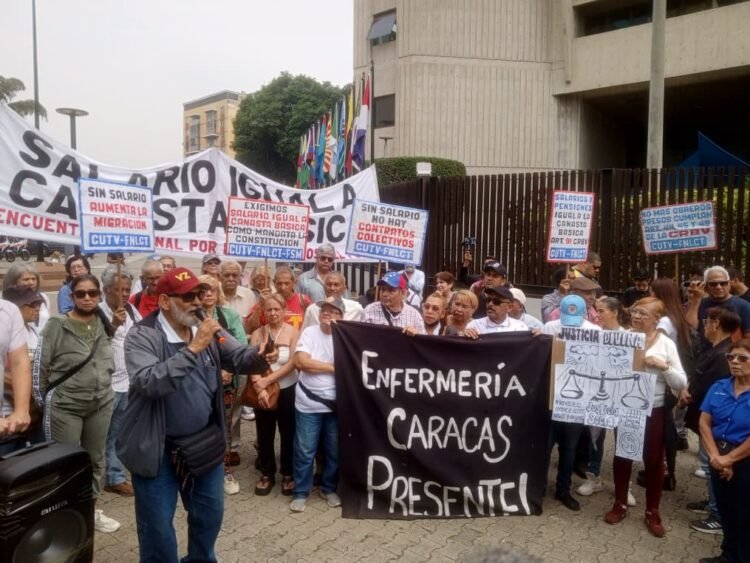 “Enough of hot towels”: University teachers, unions and retirees protest in the TSJ for a better salary