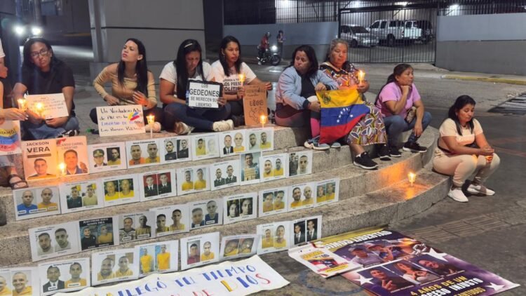 Relatives of political prisoners observe 90 days of vigil in front of El Helicoide