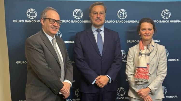 The World Bank and representative of Venezuela hold a meeting on investment and employment