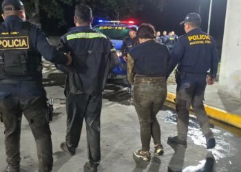 They capture an alleged couple of car thieves after a chase and shootout for theft of a pick-up truck in Escuintla