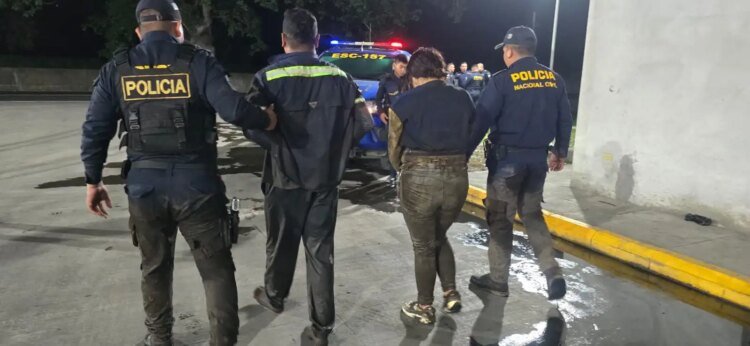 They capture an alleged couple of car thieves after a chase and shootout for theft of a pick-up truck in Escuintla