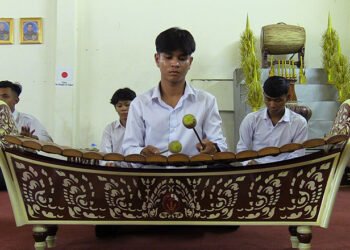 Master of Roneat Ek keeps Khmer musical tradition in tune