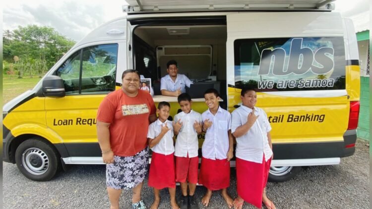 Mobile Banking Van i Saanapu: Aialii Store