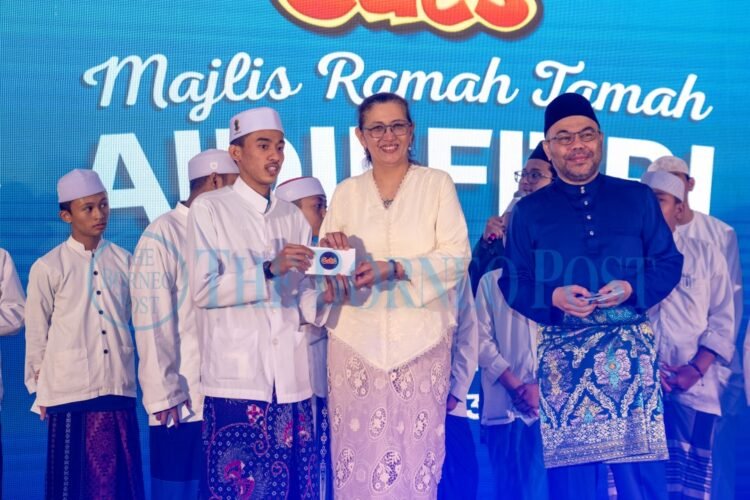 23 tahfiz students among duit raya recipients at Cats FM Raya do