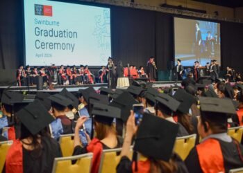 378 receive scrolls at Swinburne Sarawak convo