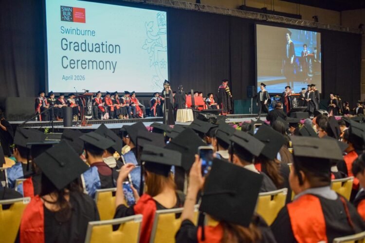 378 receive scrolls at Swinburne Sarawak convo