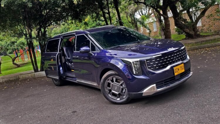 We tested the Kia Carnival hybrid: for large families